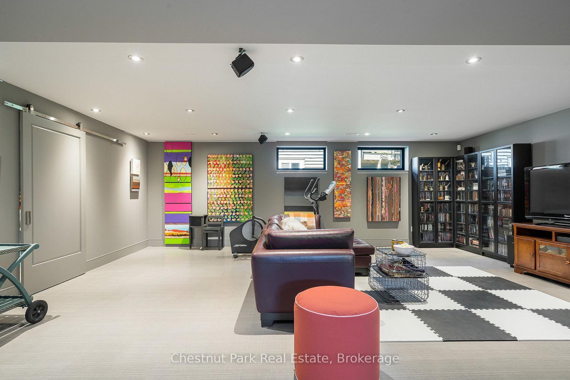 6 Bedroom Single Family Home/House's Image 35