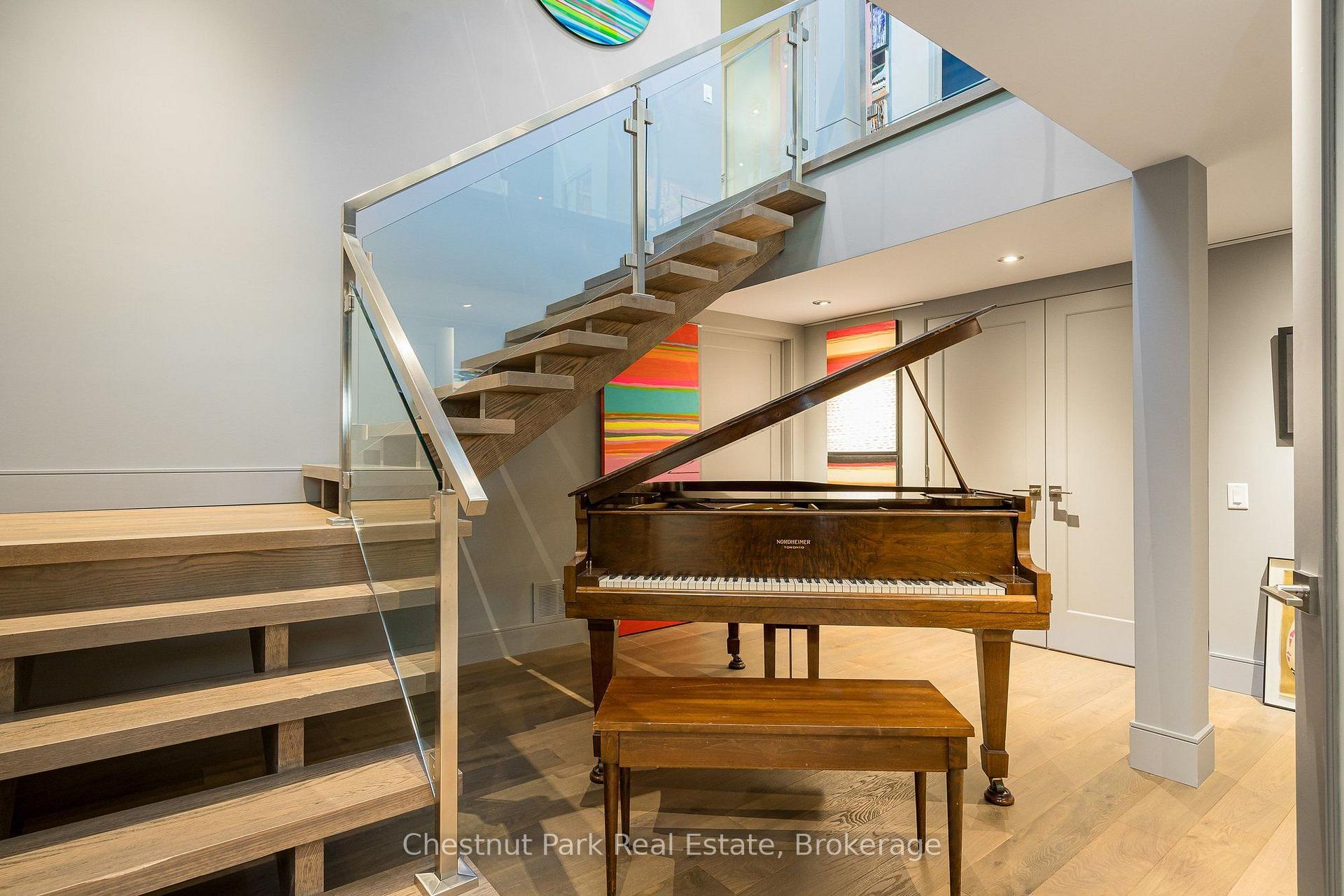 6 Bedroom Single Family Home/House's Image 34