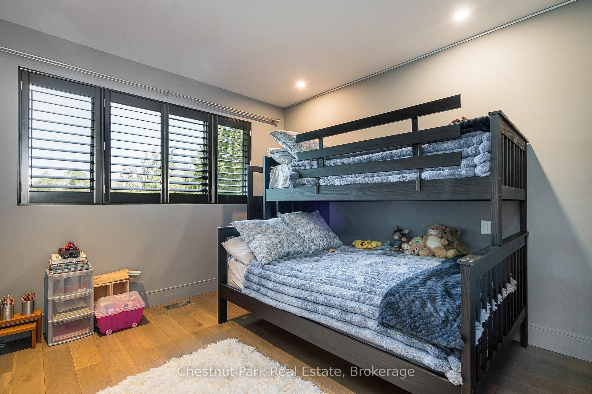 6 Bedroom Single Family Home/House's Image 33