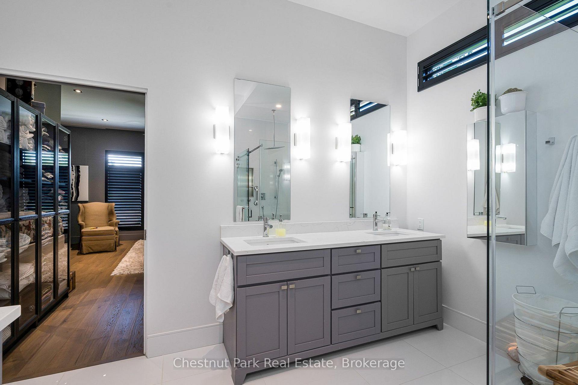 6 Bedroom Single Family Home/House's Image 23