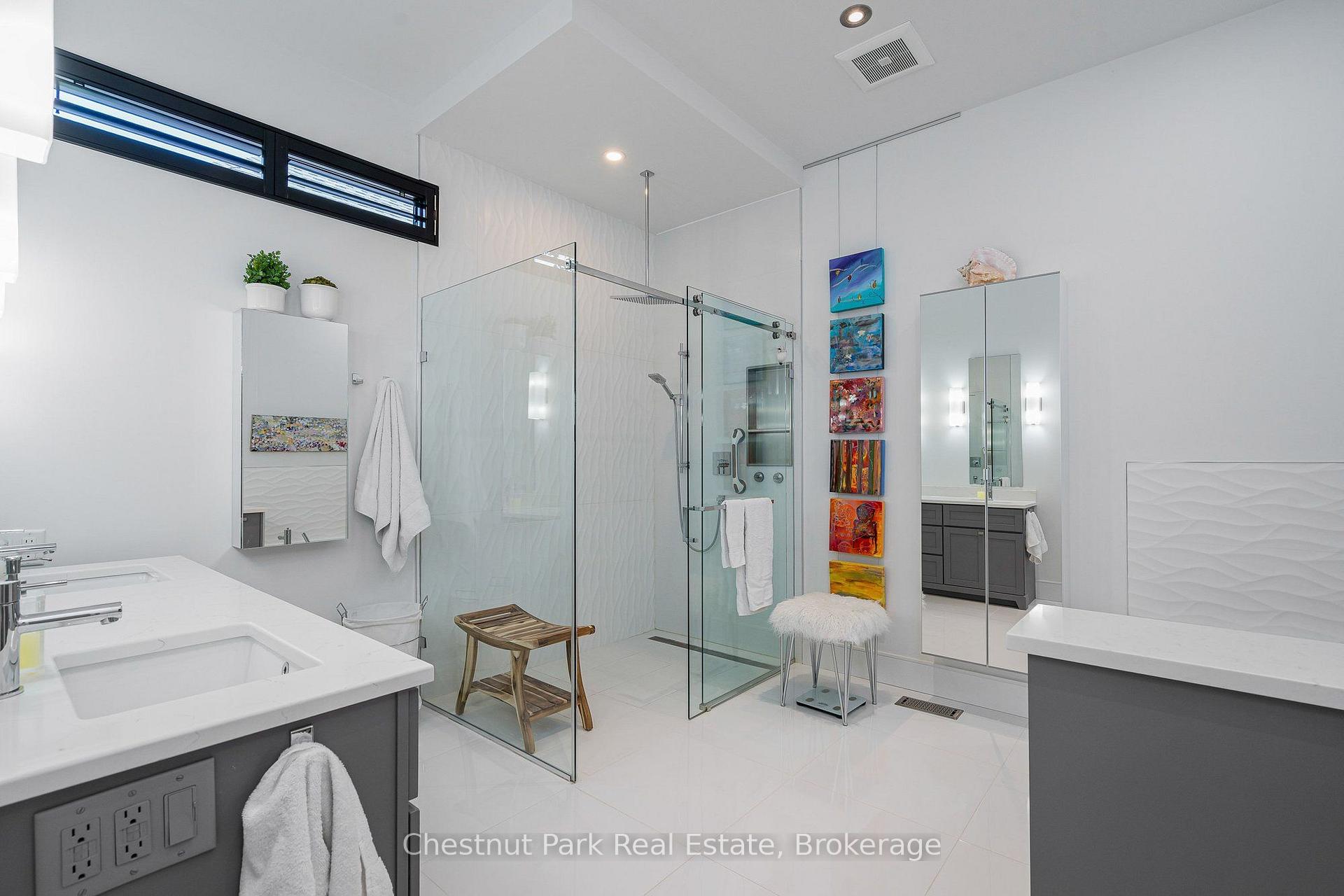6 Bedroom Single Family Home/House's Image 21
