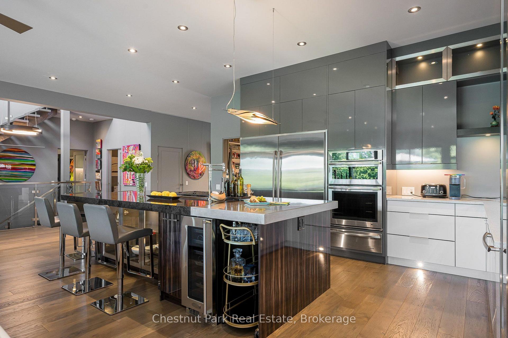 6 Bedroom Single Family Home/House's Image 13
