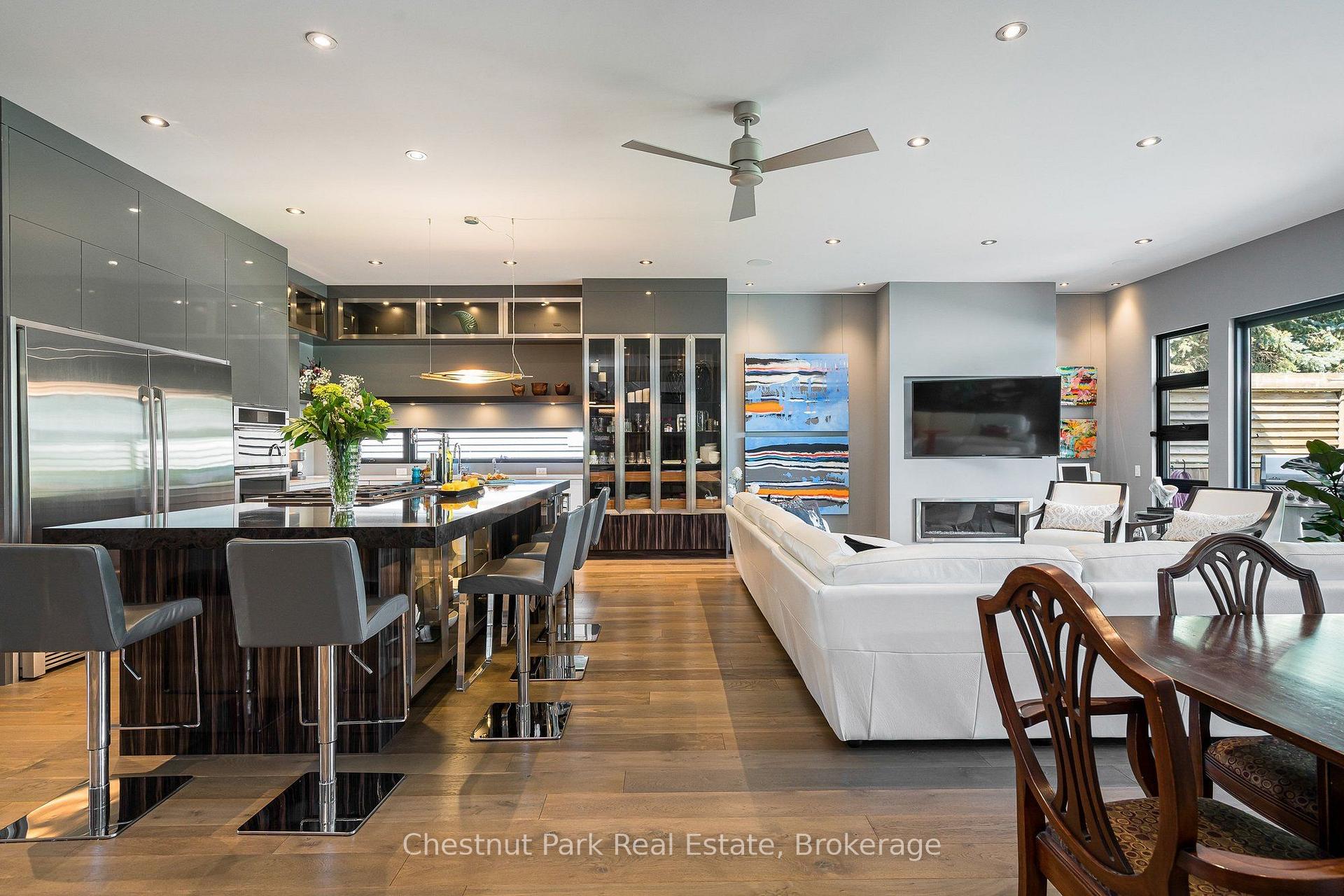 6 Bedroom Single Family Home/House's Image 10