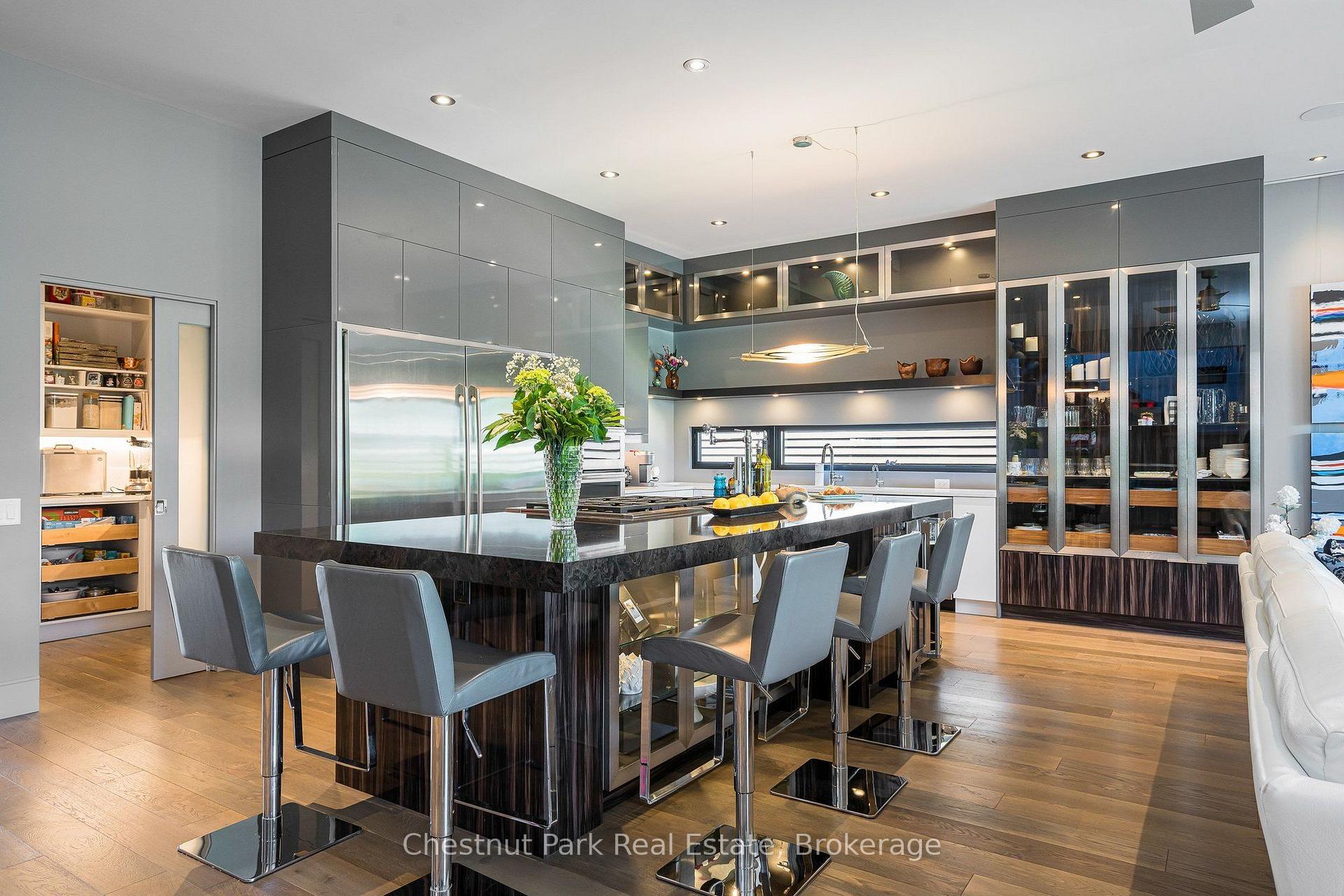 6 Bedroom Single Family Home/House's Image 11