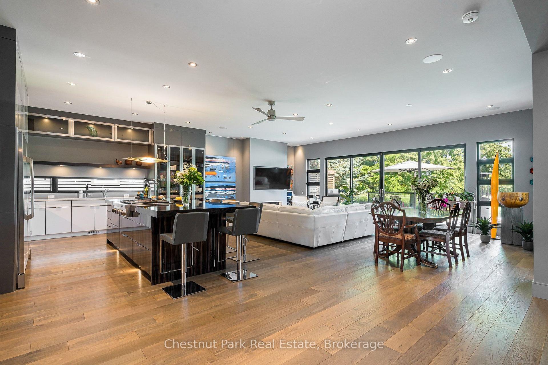 6 Bedroom Single Family Home/House's Image 9