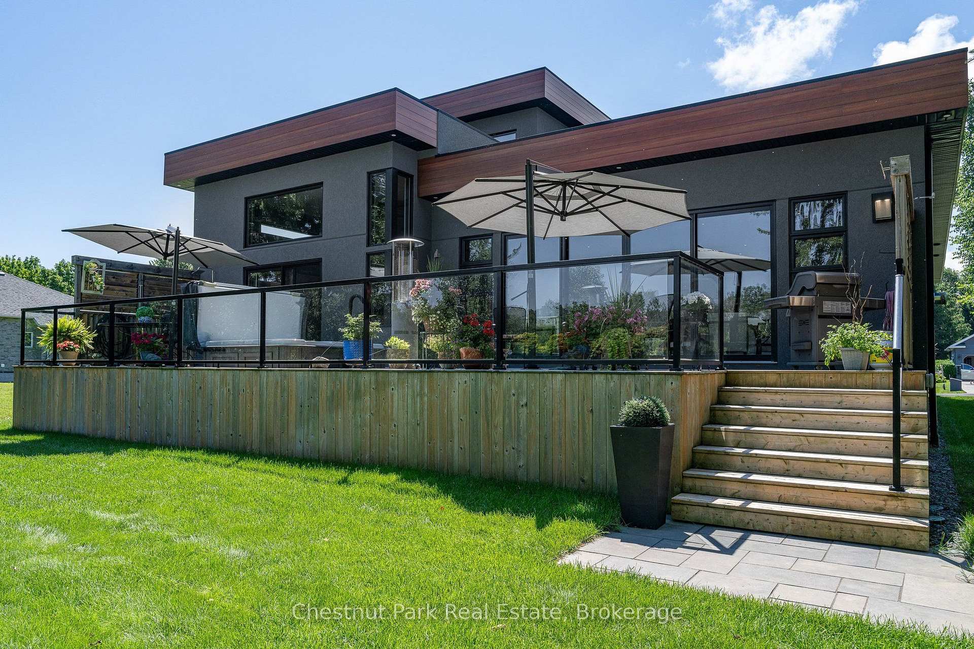 6 Bedroom Single Family Home/House's Image 3