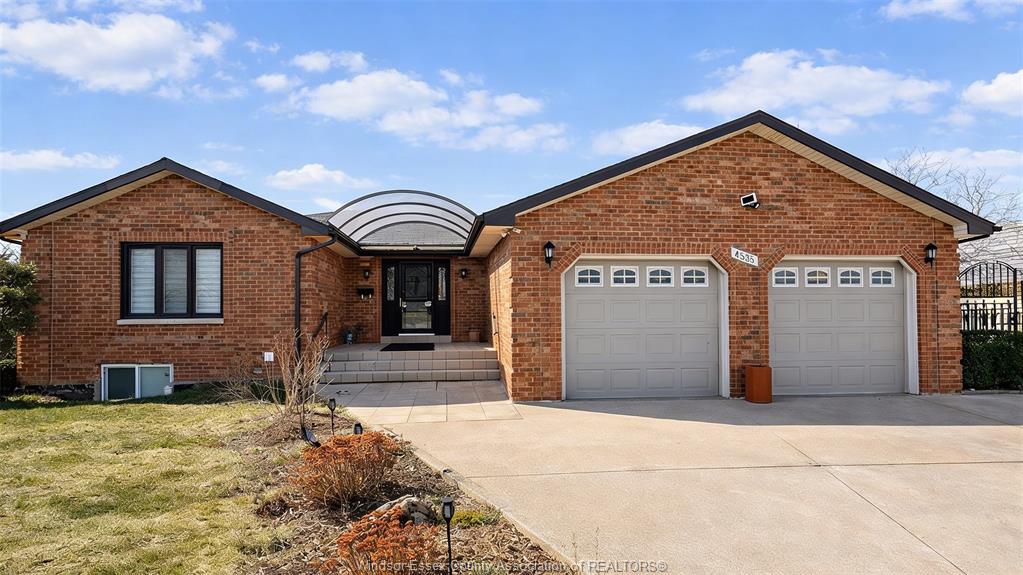 4585 HOWARD Avenue Windsor Ontario Canada Sale residential Alex Sharma HomeLife Gold Star Realty Inc., Brokerage