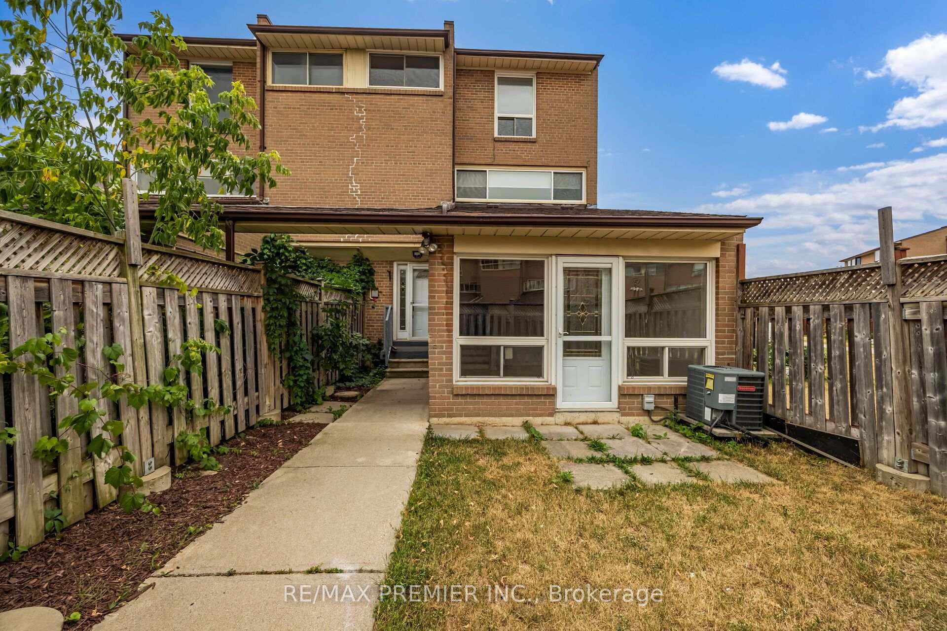 82 - 248 John Garland Boulevard Toronto Ontario Canada Sale residential Flora Roitblat RE/MAX PREMIER INC., Brokerage - Wilson Office *