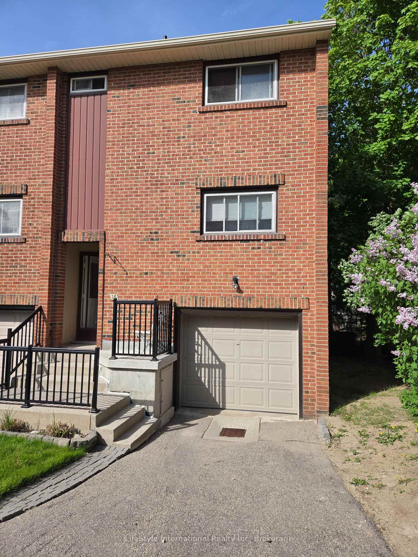 16 - 201 Silvercreek Parkway N Guelph Ontario Canada Sale residential Matthew Zaduk Lifestyle International Realty Inc., Brokerage