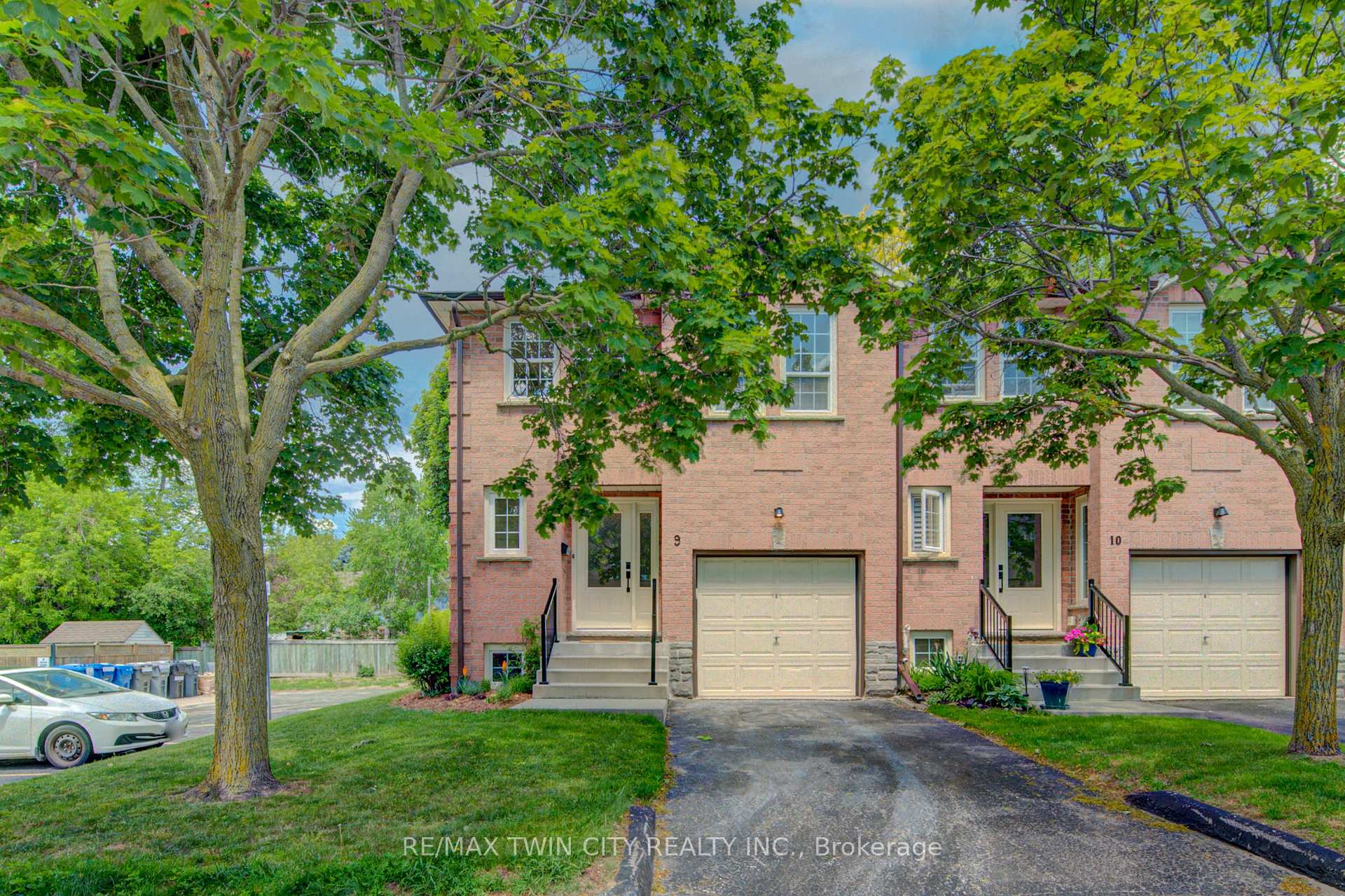 9 - 375 Holiday Inn Drive Cambridge Ontario Canada Sale residential Alicia Snell Re/Max Icon Realty., Brokerage*