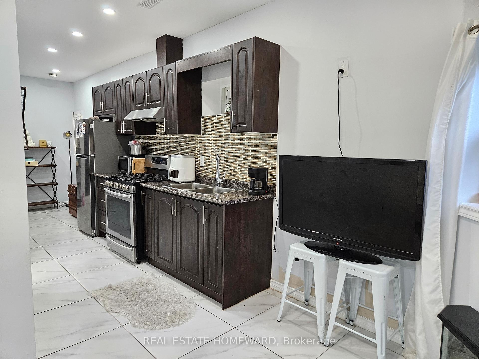 Lower - 141 Coxwell Avenue Toronto Ontario Canada Rent residential Kurt Menze Real Estate Homeward, Brokerage*