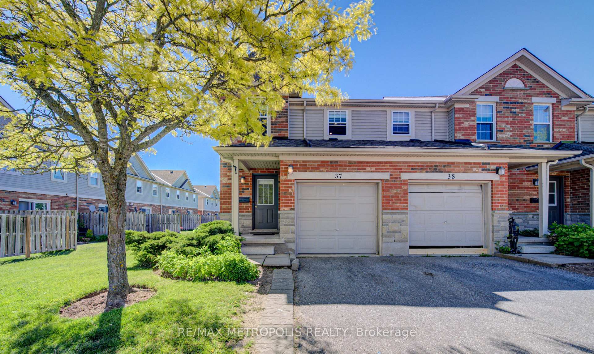 37 - 124 GOSLING Gardens Guelph Ontario Canada Sale residential Kareem Henaway RE/MAX Metropolis Realty Brokerage*