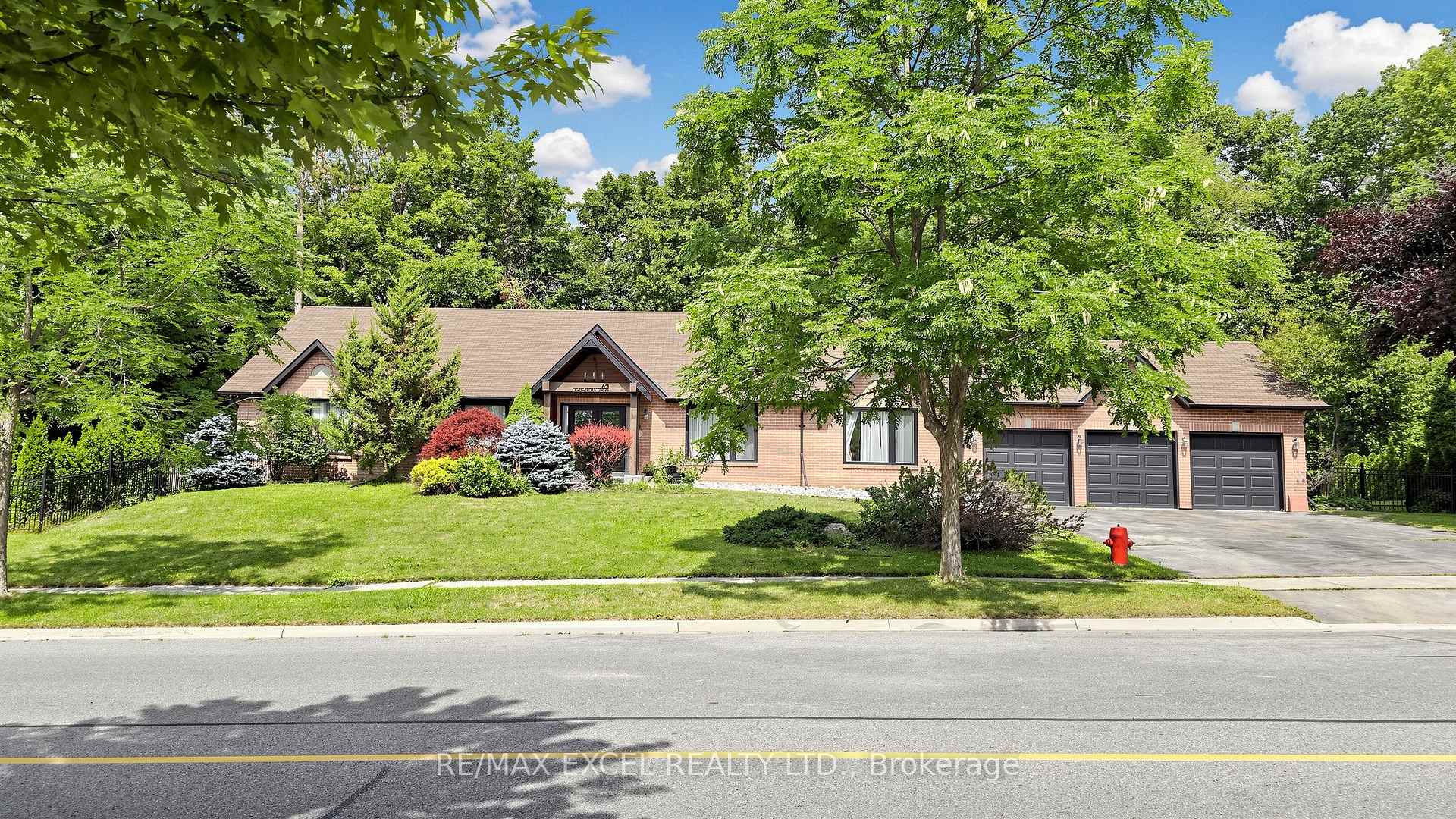 45 Pineneedle Drive Aurora Ontario Canada Sale residential Suri Mirfarsi RE/MAX Excel Realty Ltd., Brokerage*