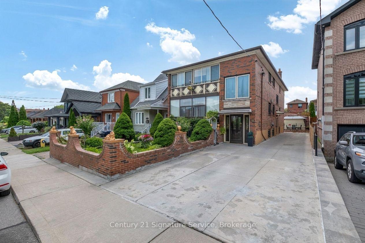 524 Silverthorn Avenue Toronto Ontario Canada Sale residential Lee Miguel Gonzalez Century 21 Signature Service, Brokerage