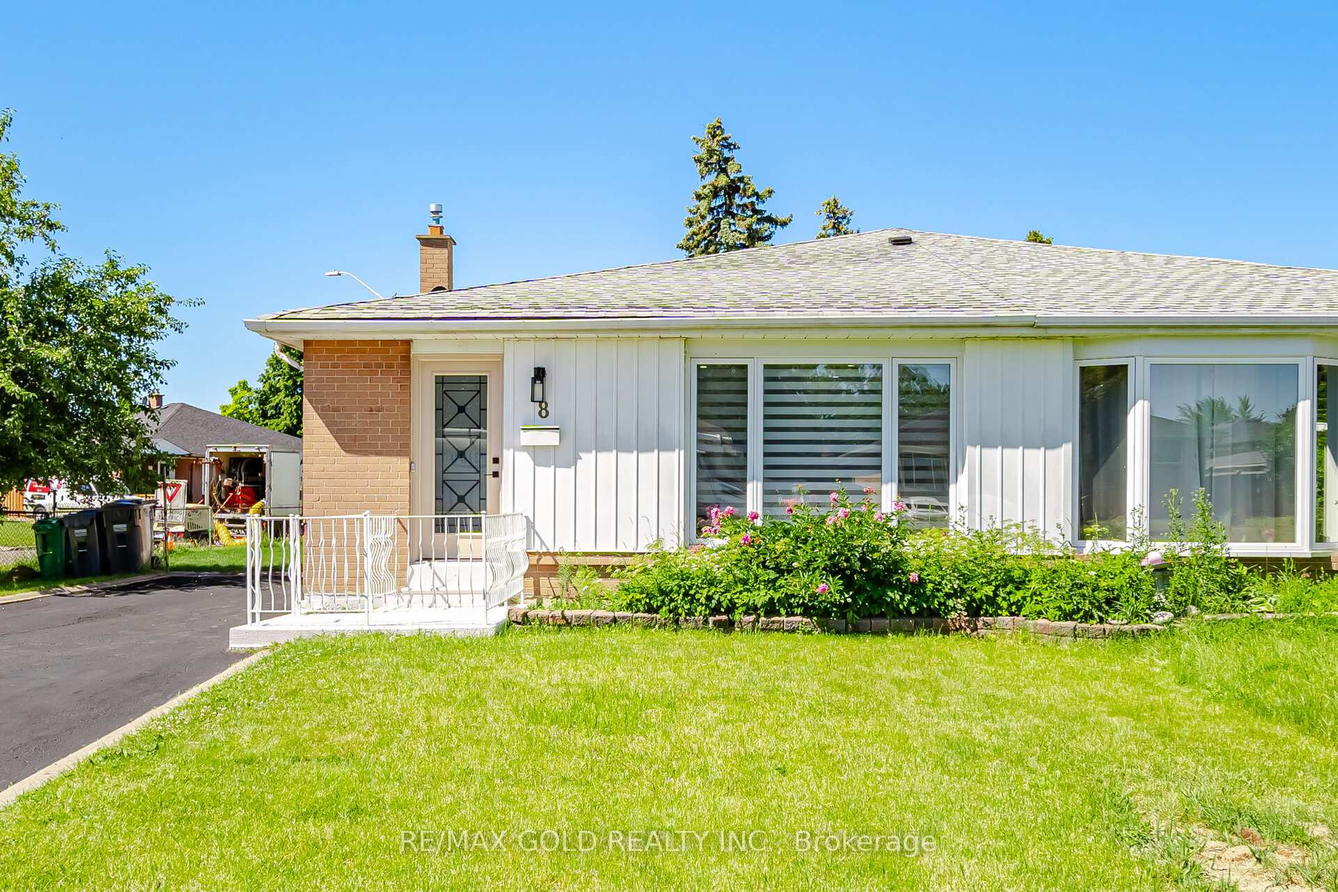 8 Athlone Avenue Brampton Ontario Canada Sale residential Monika Vaid RE/MAX GOLD REALTY INC.