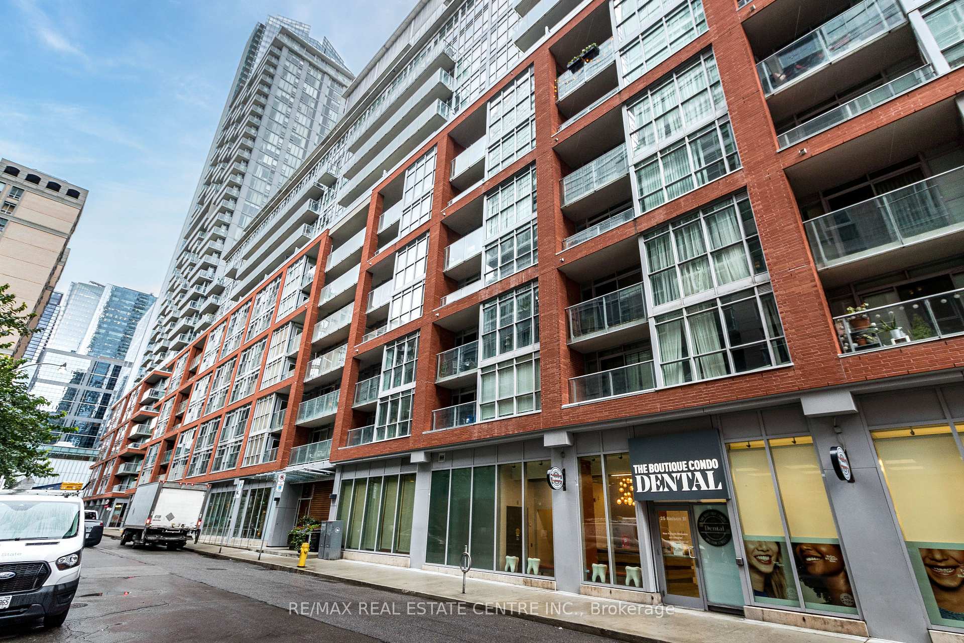 UPH 11 - 21 Nelson Street Toronto Ontario Canada Rent residential Oliver Teekah RE/MAX Real Estate Centre Inc., Brokerage*