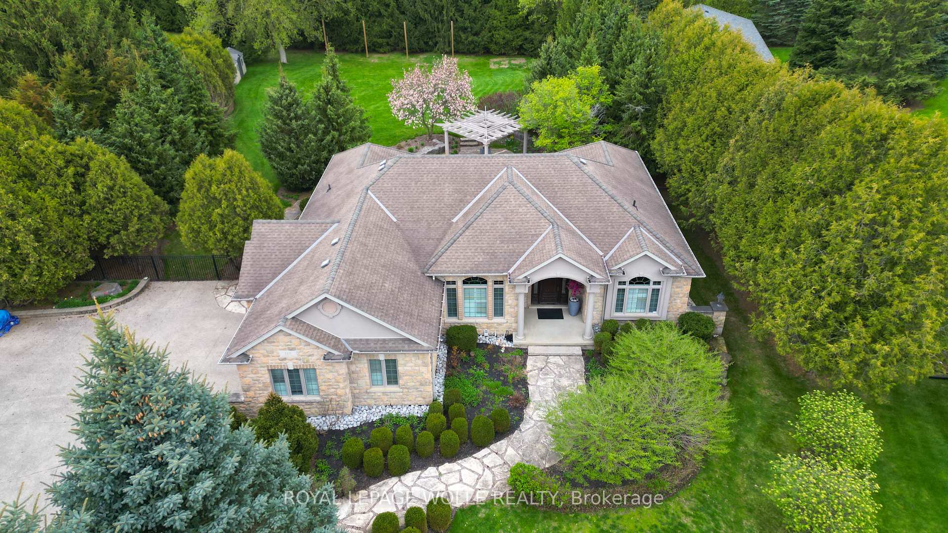 118 Old Mill Road Cambridge Ontario Canada Sale residential Alicia Snell Re/Max Icon Realty., Brokerage*