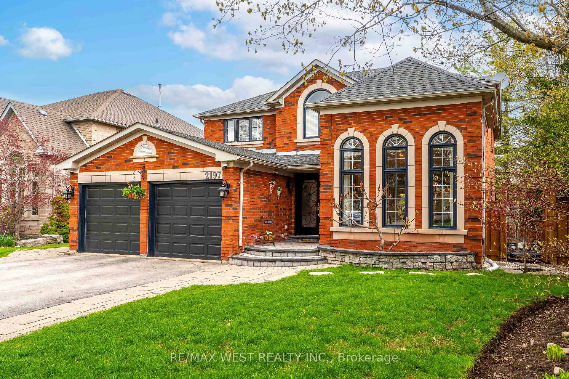 2197 Shaftesbury Court Oakville Ontario Canada Sale residential EVELYN FRILLES RE/MAX West Realty Inc., Brokerage *