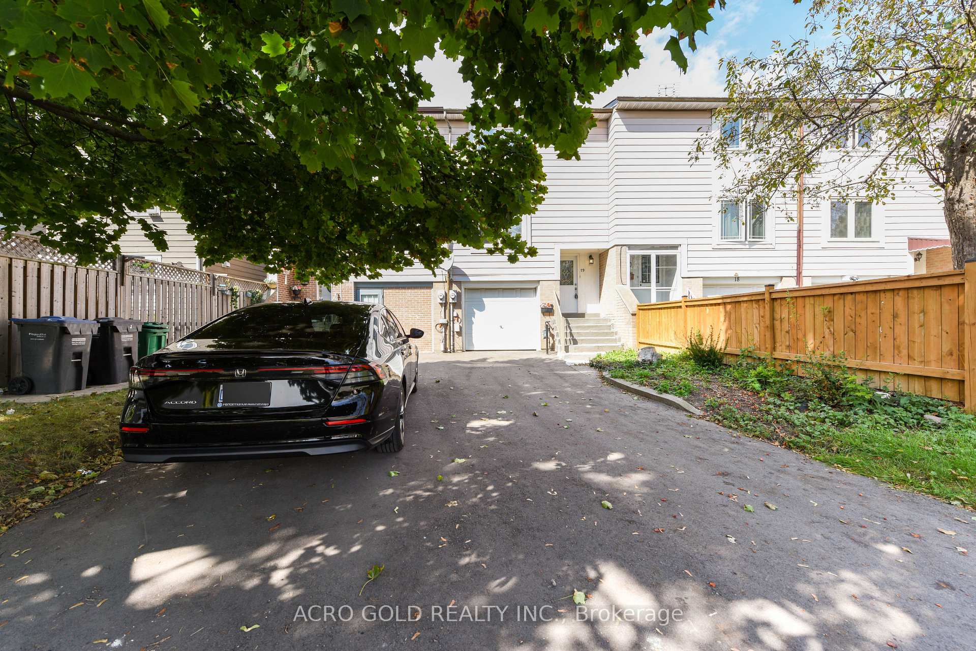 19 Hoskins Square Brampton Ontario Canada Rent residential Mandeep Dhesi RE/MAX EXCELLENCE REAL ESTATE., BROKERAGE*