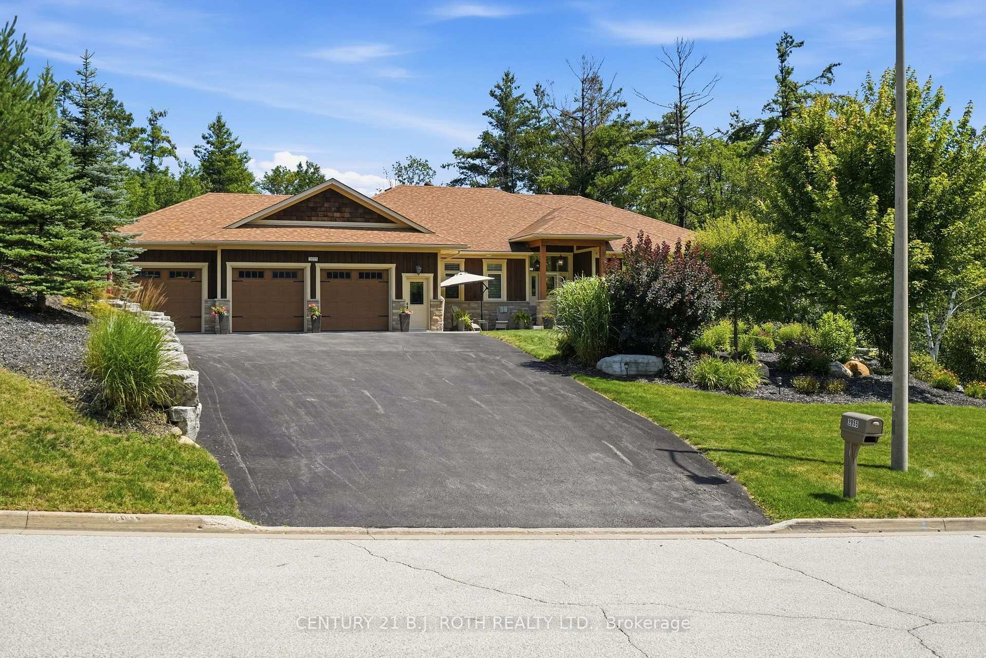 2055 Forest Valley Drive Innisfil Ontario Canada Sale residential Mark Mizzoni Metropark Realty Inc., Brokerage. 
