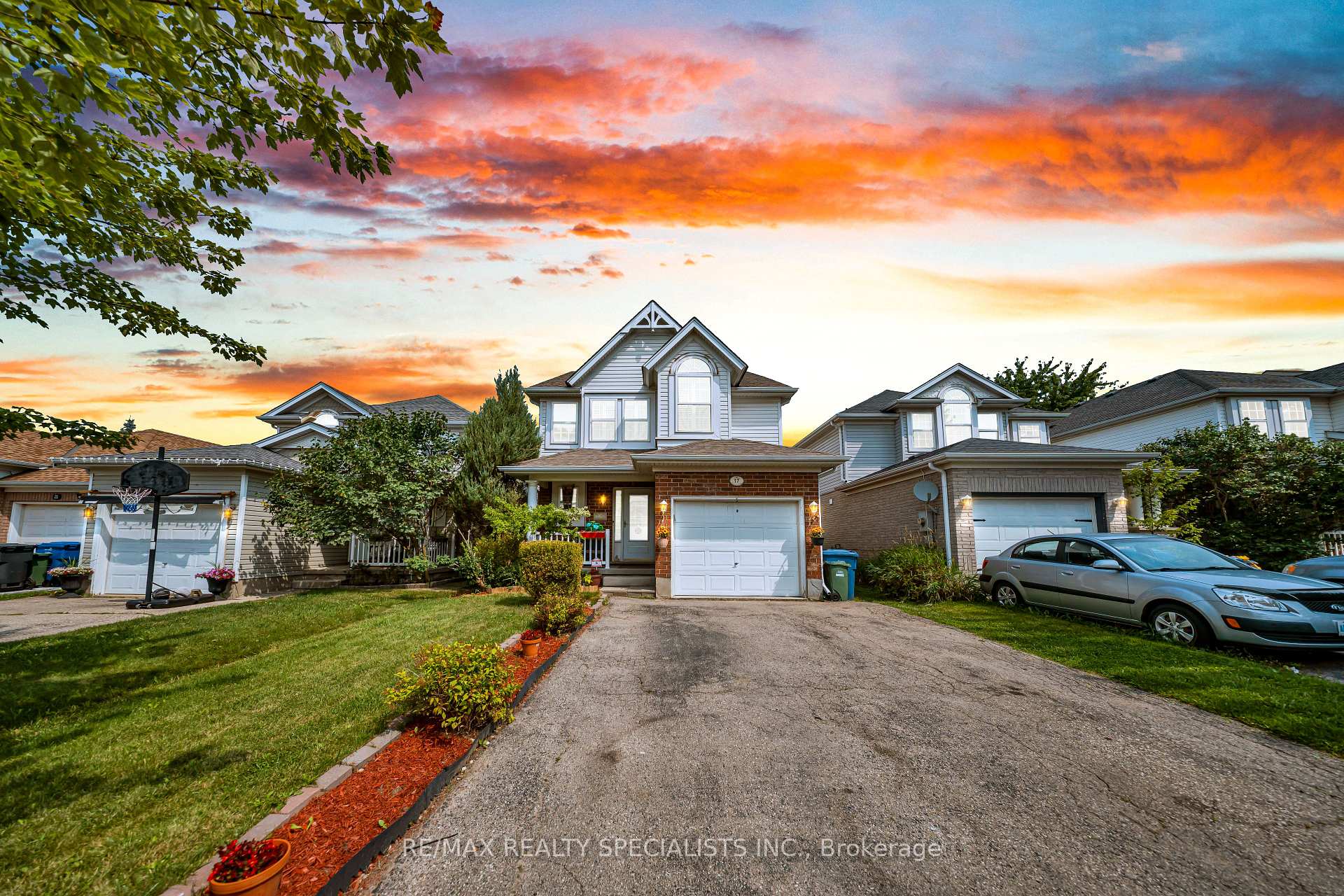 17 Buckthorn Crescent W Guelph Ontario Canada Sale residential Vick Walia RE/MAX REALTY SPECIALISTS INC. Brokerage