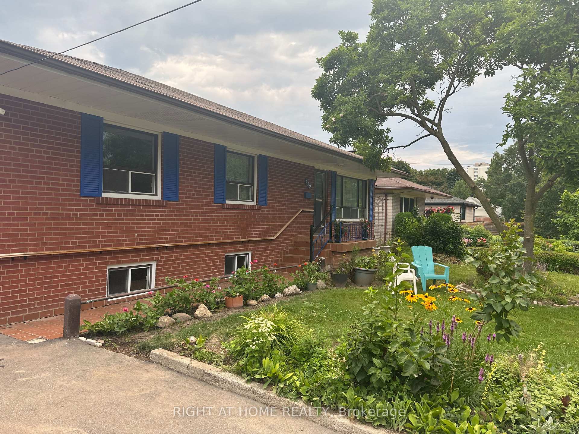 309 Queen Mary Drive Oakville Ontario Canada Rent residential Lee Grandchamp Ermir Kape Right at Home Realty, Brokerage*