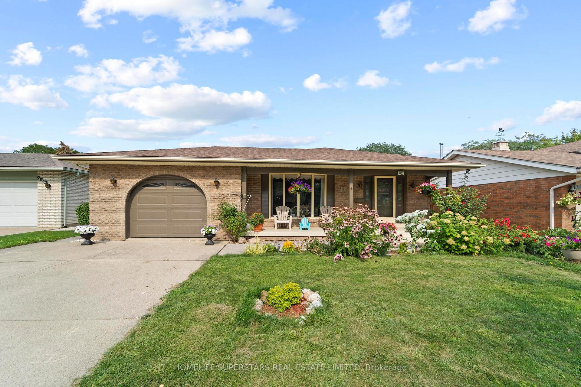 9925 Holly Crescent Windsor Ontario Canada Sale residential Ashok Chauhan HomeLife Superstars Real Estate Ltd., Brokerage*