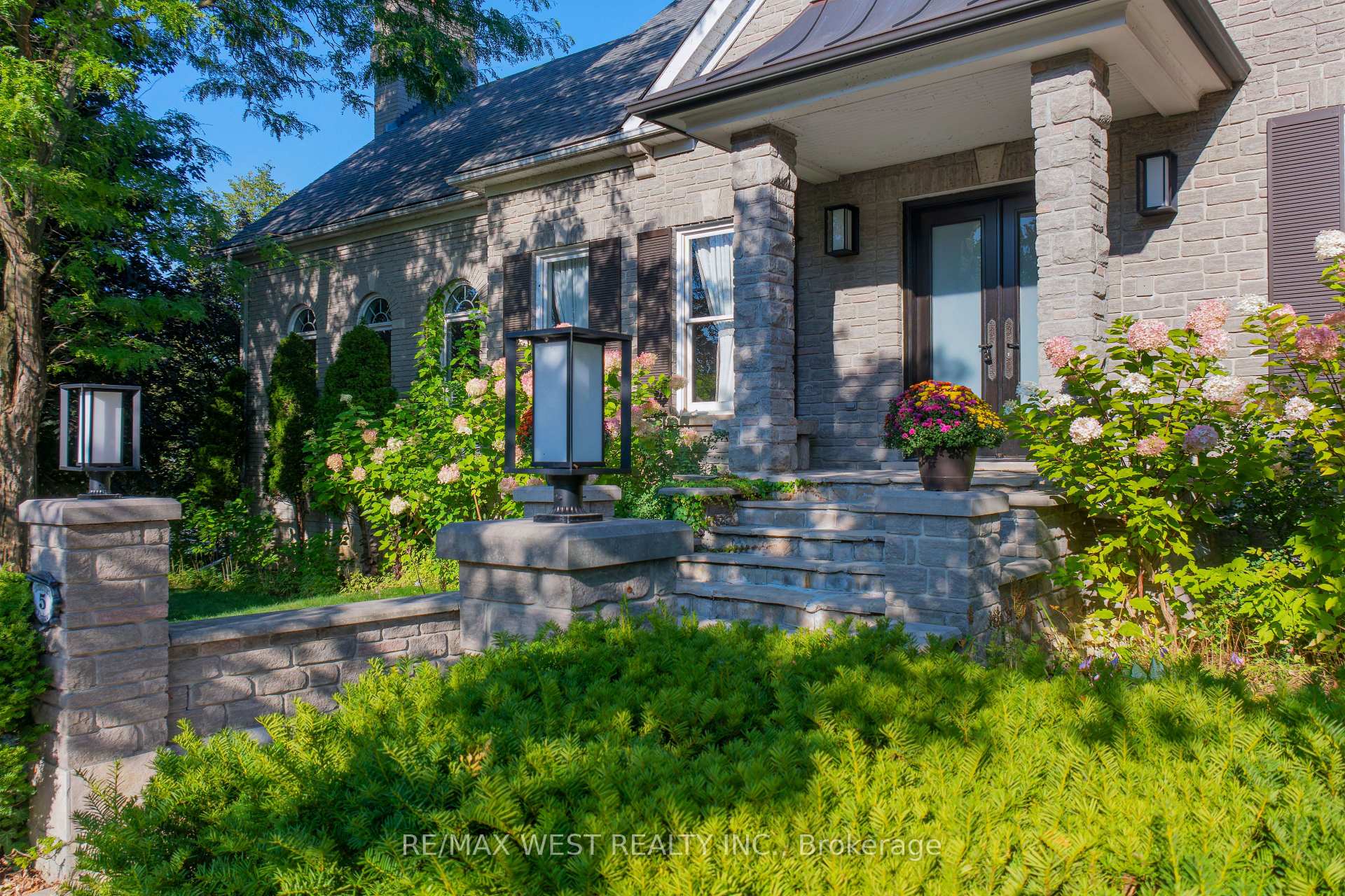 5 Humberview Drive Vaughan Ontario Canada Sale residential Vince Nestico RE/MAX West Realty Inc., Brokerage *