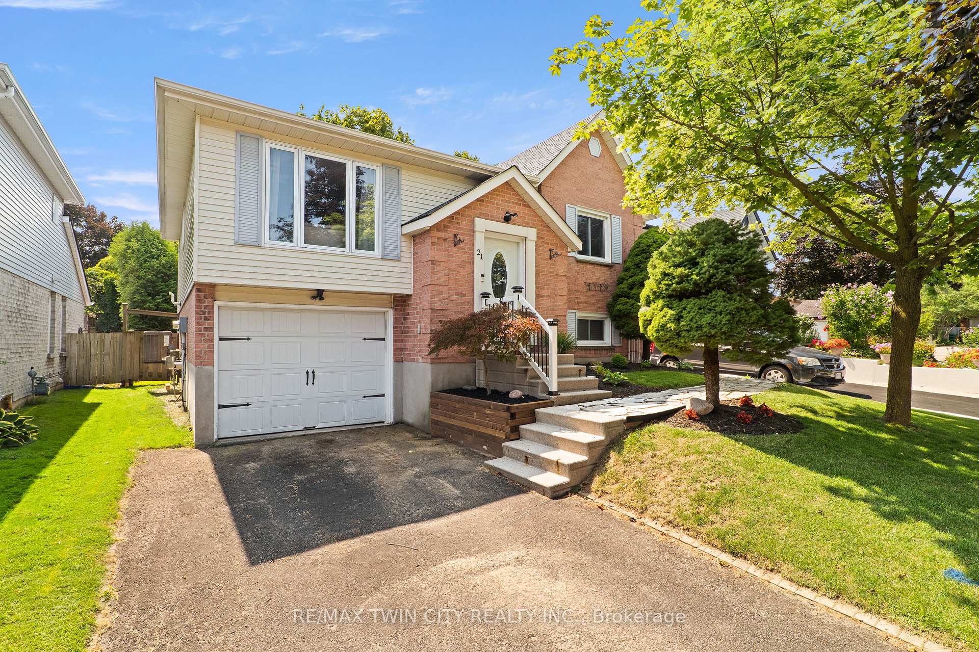 21 Golden Meadow Crescent Kitchener Ontario Canada Sale residential NICOLE POHL RE/MAX Twin City Realty Inc., Brokerage*