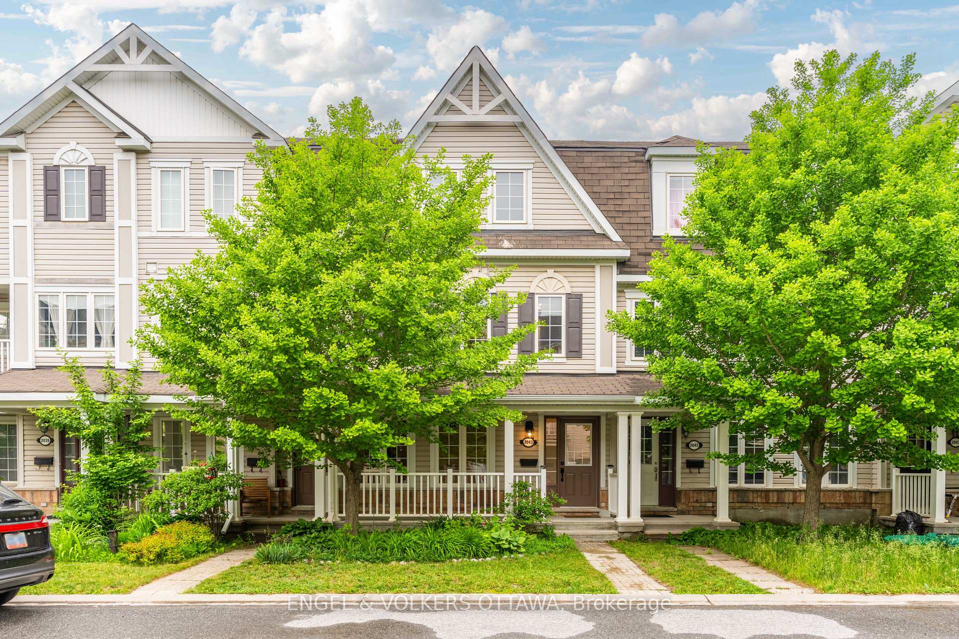 2043 MADRID Avenue Ottawa Ontario Canada Sale residential Christiane Lafleur RE/MAX HALLMARK REALTY GROUP Brokerage *