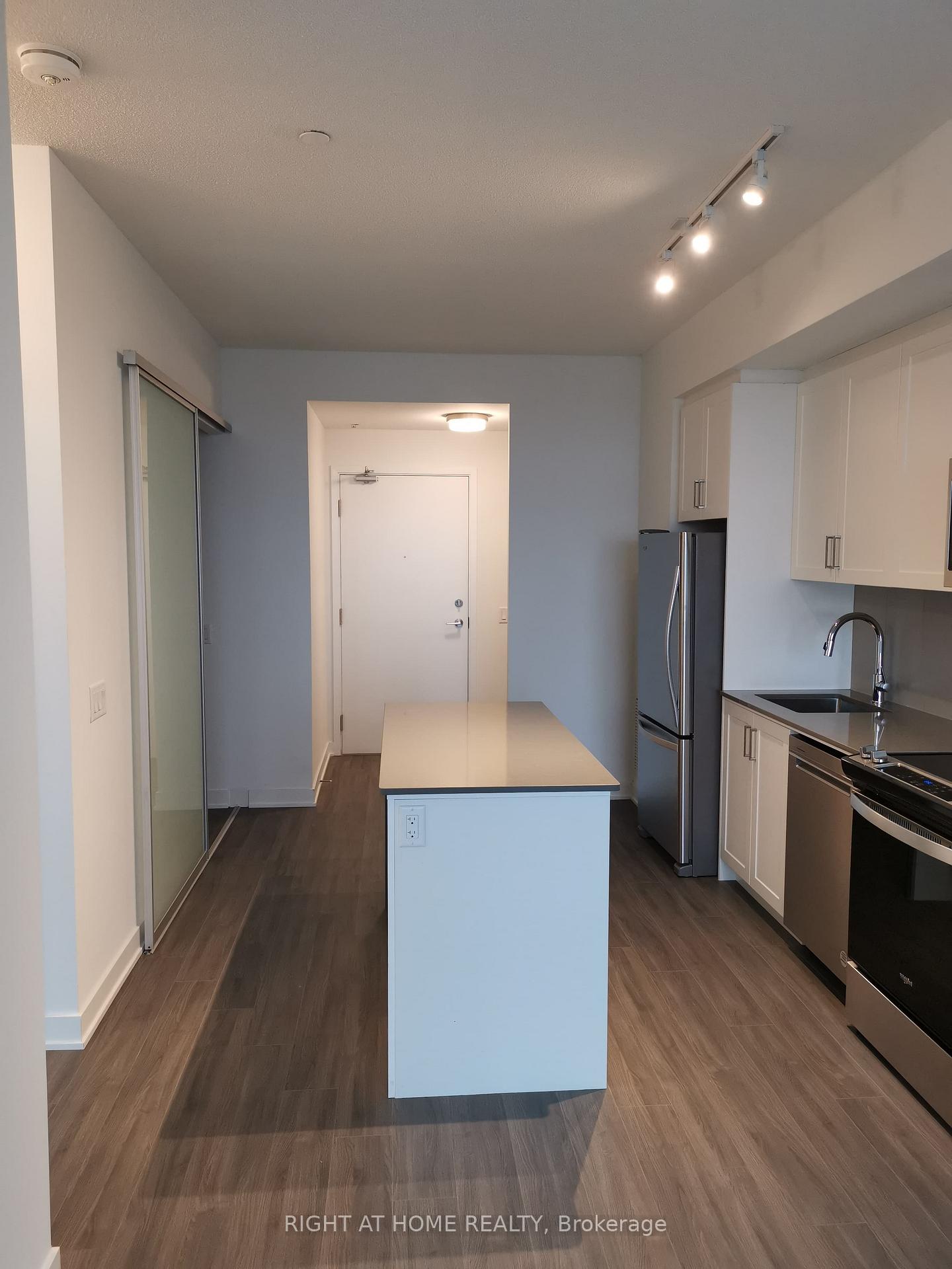 612 - 681 YONGE Street E Barrie Ontario Canada Rent residential Sophia Roy Incom New Demo Office