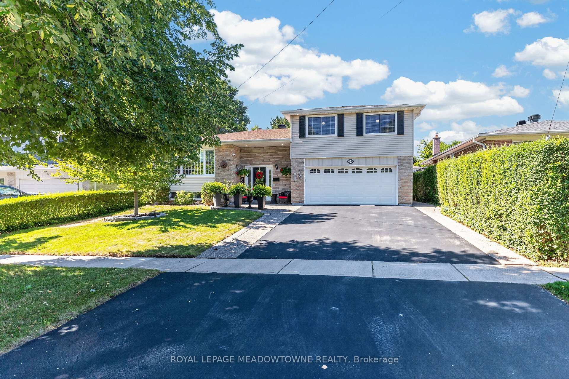 30 Metcalfe Court Halton Hills Ontario Canada Sale residential Renee Herrera Royal LePage Meadowtowne Realty, Brokerage *