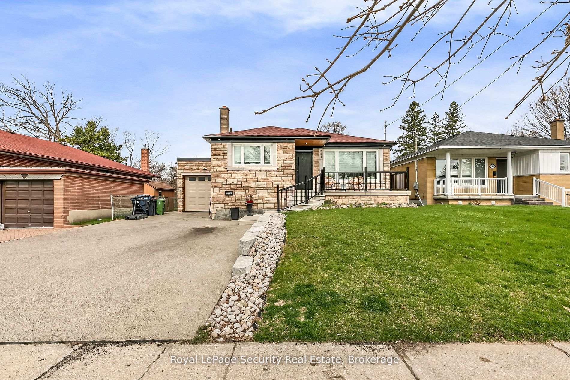 251 Thistle Down Boulevard Toronto Ontario Canada Sale residential Cristina Lopes ROYAL LEPAGE SECURITY REAL ESTATE, BROKERAGE*