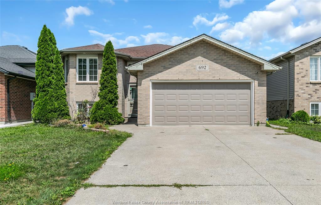 692 DYNASTY  Windsor Ontario Canada Sale residential   HomeLife Gold Star Realty Inc., Brokerage