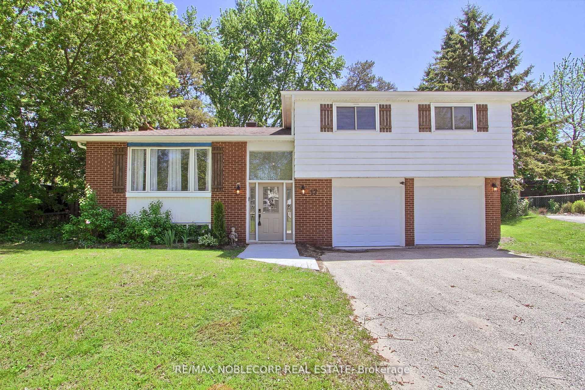 17 Larkdale Crescent Essa Ontario Canada Sale residential Jorge Rosales Re/Max Noblecorp Real Estate, Brokerge*