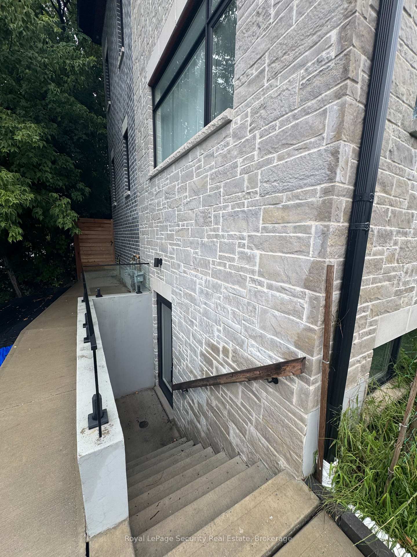 Lower #2 - 196 Strathnairn Avenue Toronto Ontario Canada Rent residential Cristina Lopes ROYAL LEPAGE SECURITY REAL ESTATE, BROKERAGE*