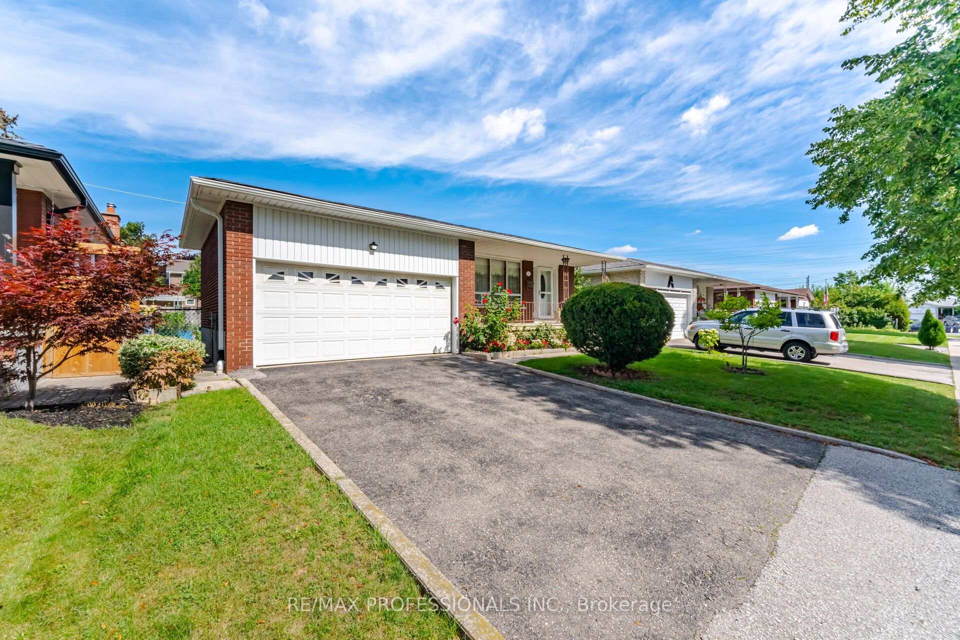 19 Earldown Drive Toronto Ontario Canada Sale residential Nadine Lachtabega RE/MAX Professionals Inc., Brokerage*