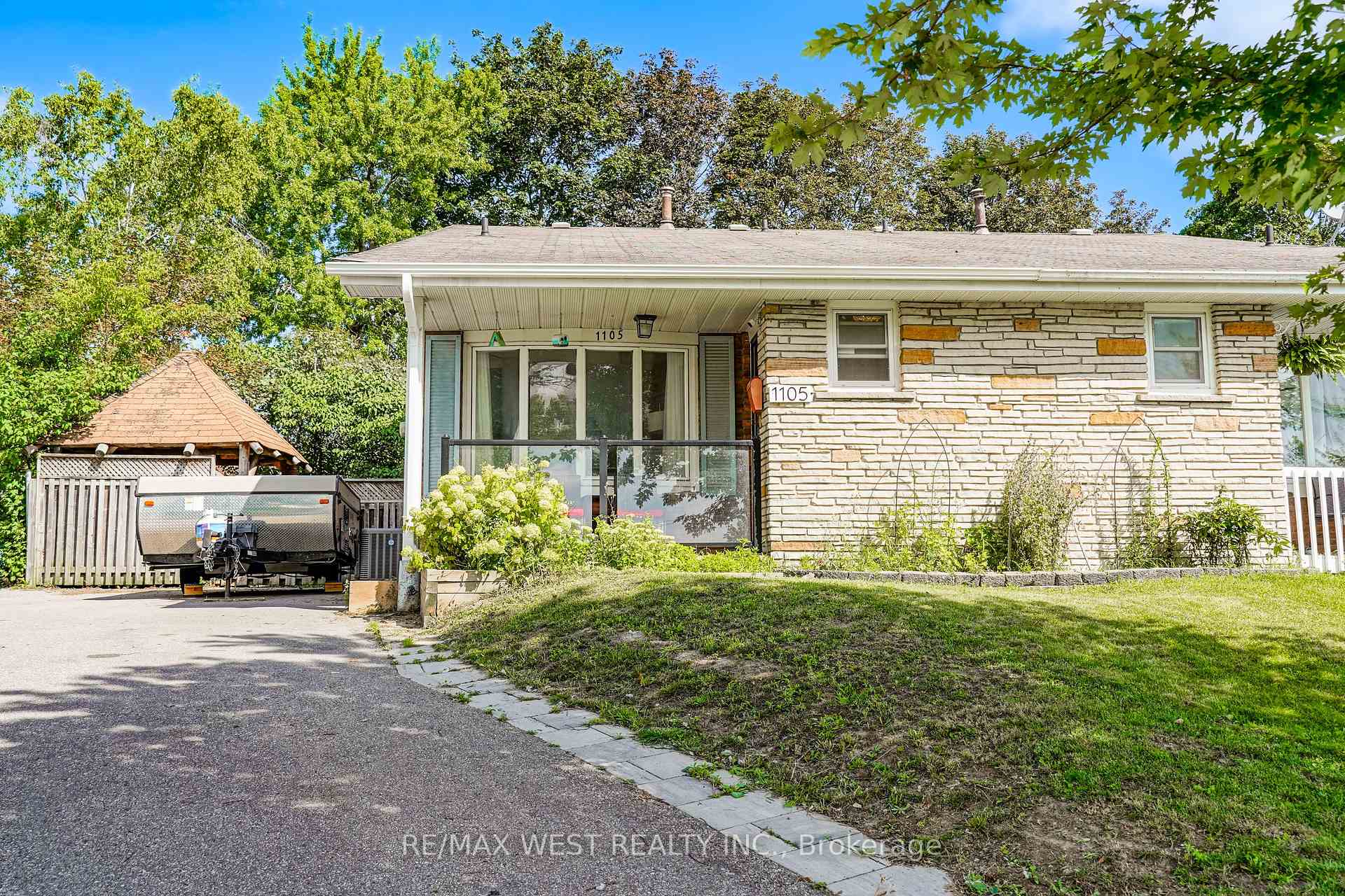 1105 Valley Court Oshawa Ontario Canada Sale residential Megan Salas InCom Example New Demo Office