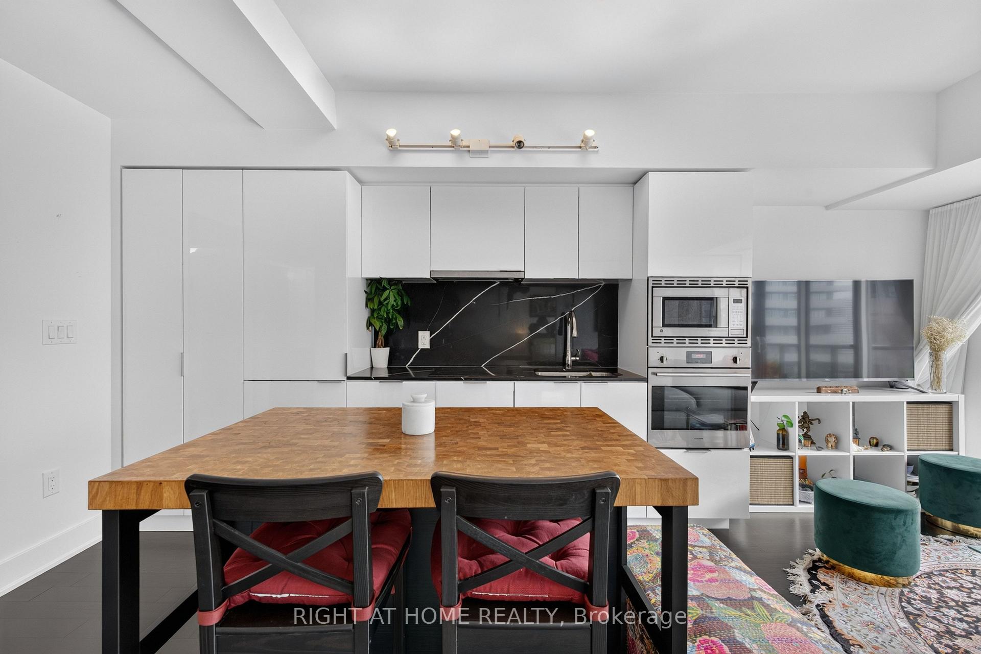 1809 - 955 BAY Street Toronto Ontario Canada Sale residential Diloshan Shanmugalingam Right at Home Realty, Brokerage*