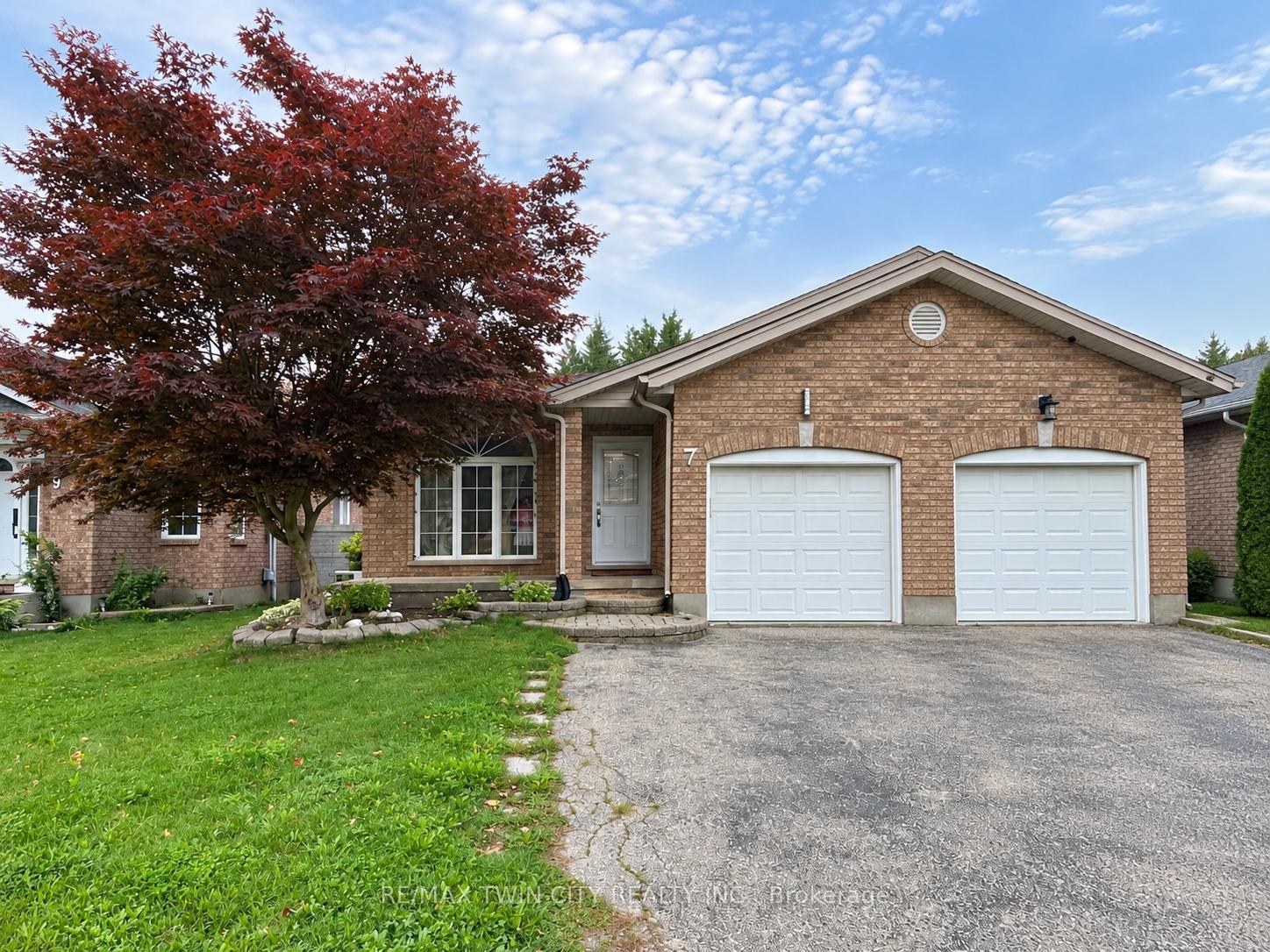 7 Briarfield Street Kitchener Ontario Canada Rent residential Frieda Kotsopoulos RE/MAX Twin City Realty Inc., Brokerage *