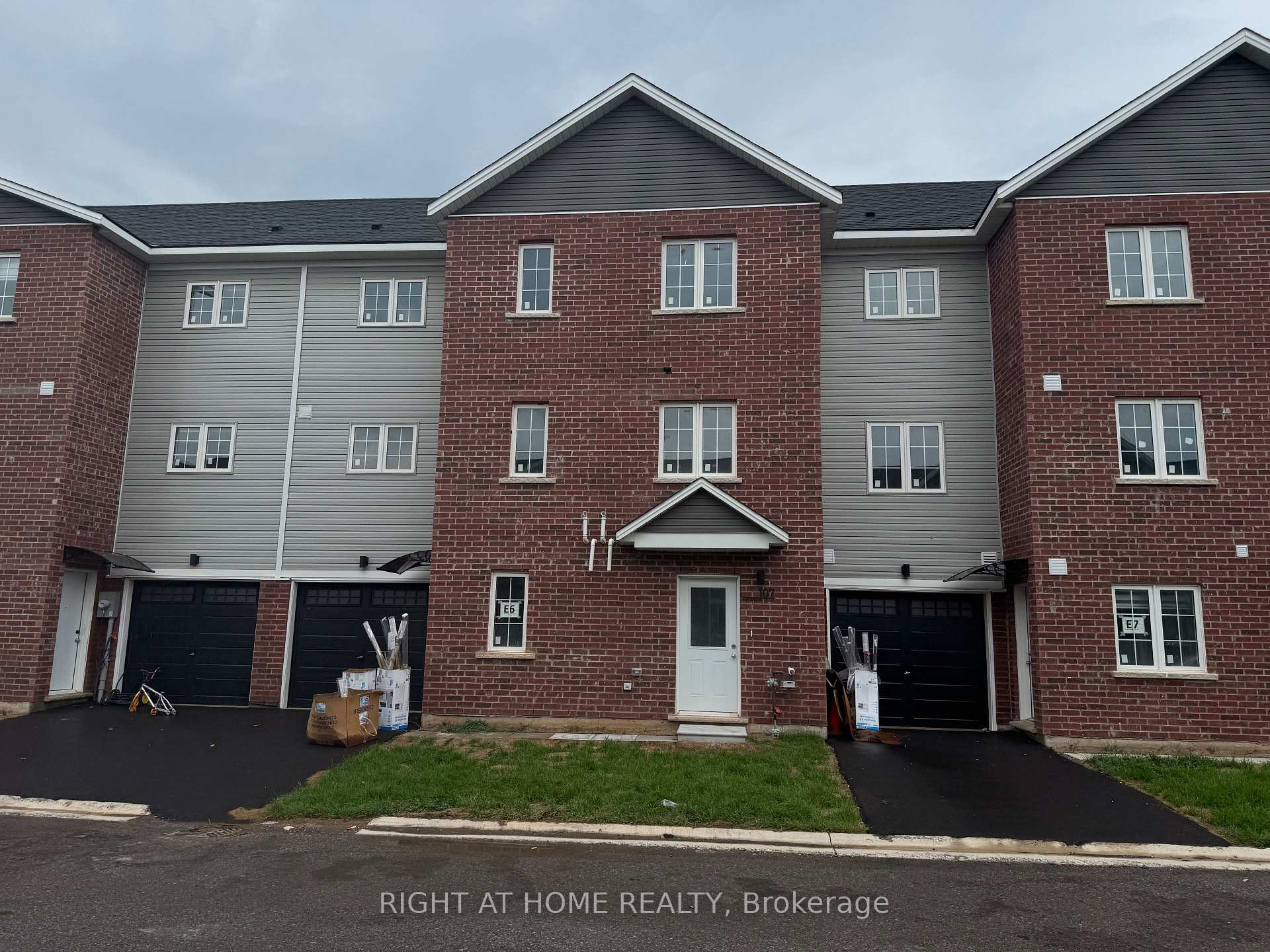 (MAIN) - 107 Highriver Trail Welland Ontario Canada Rent residential Joseph Joubran Right at Home Realty, Brokerage*