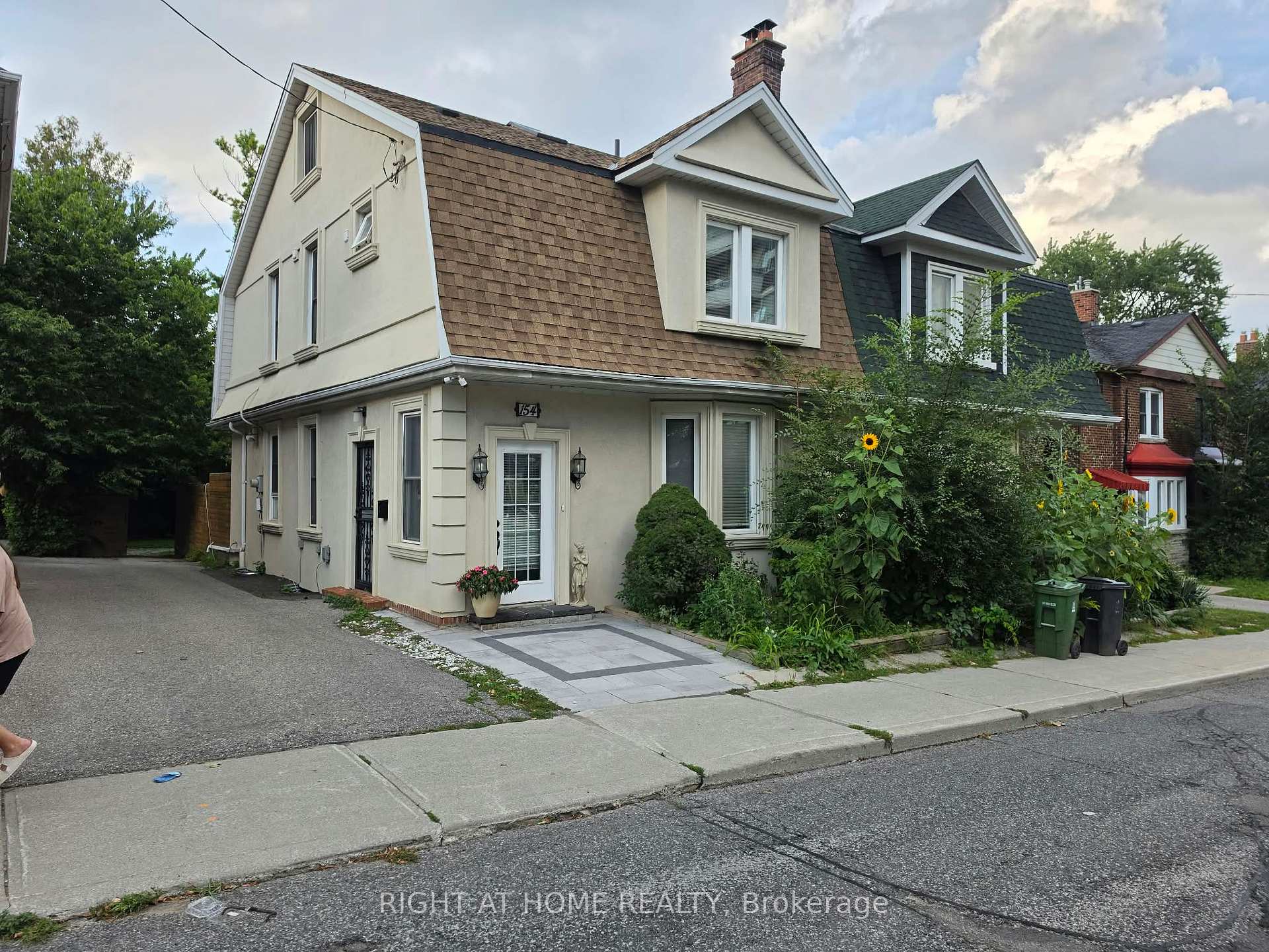 154 Davisville Avenue Toronto Ontario Canada Rent residential Sharon Steinman Right at Home Realty, Brokerage*