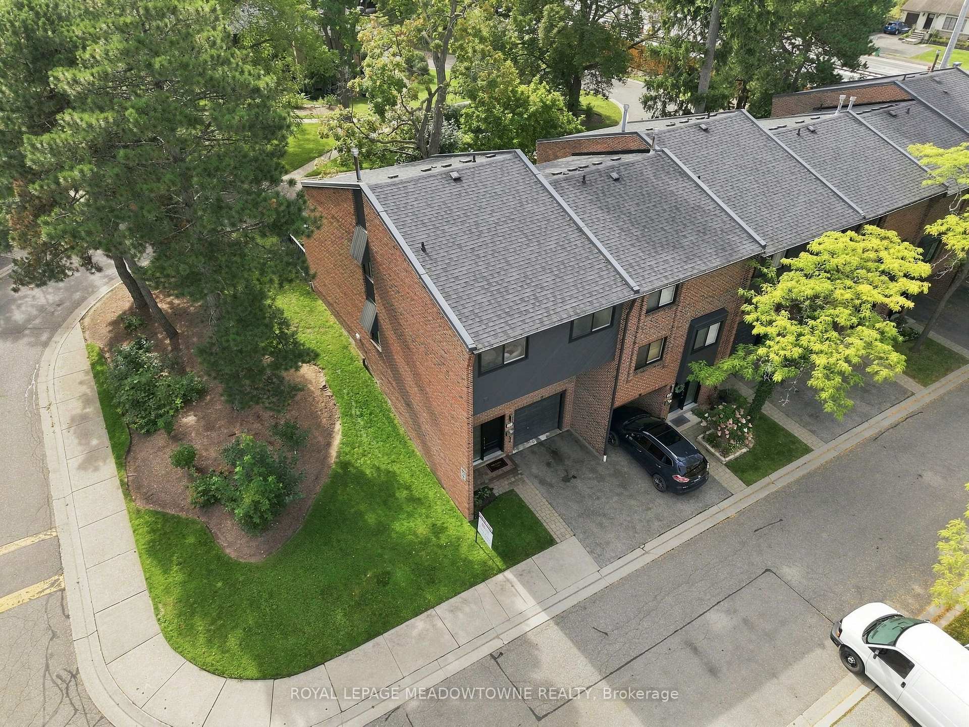 17 - 20 Mineola Road Mississauga Ontario Canada Sale residential Angie Cebic Queensway Real Estate Brokerage Inc.