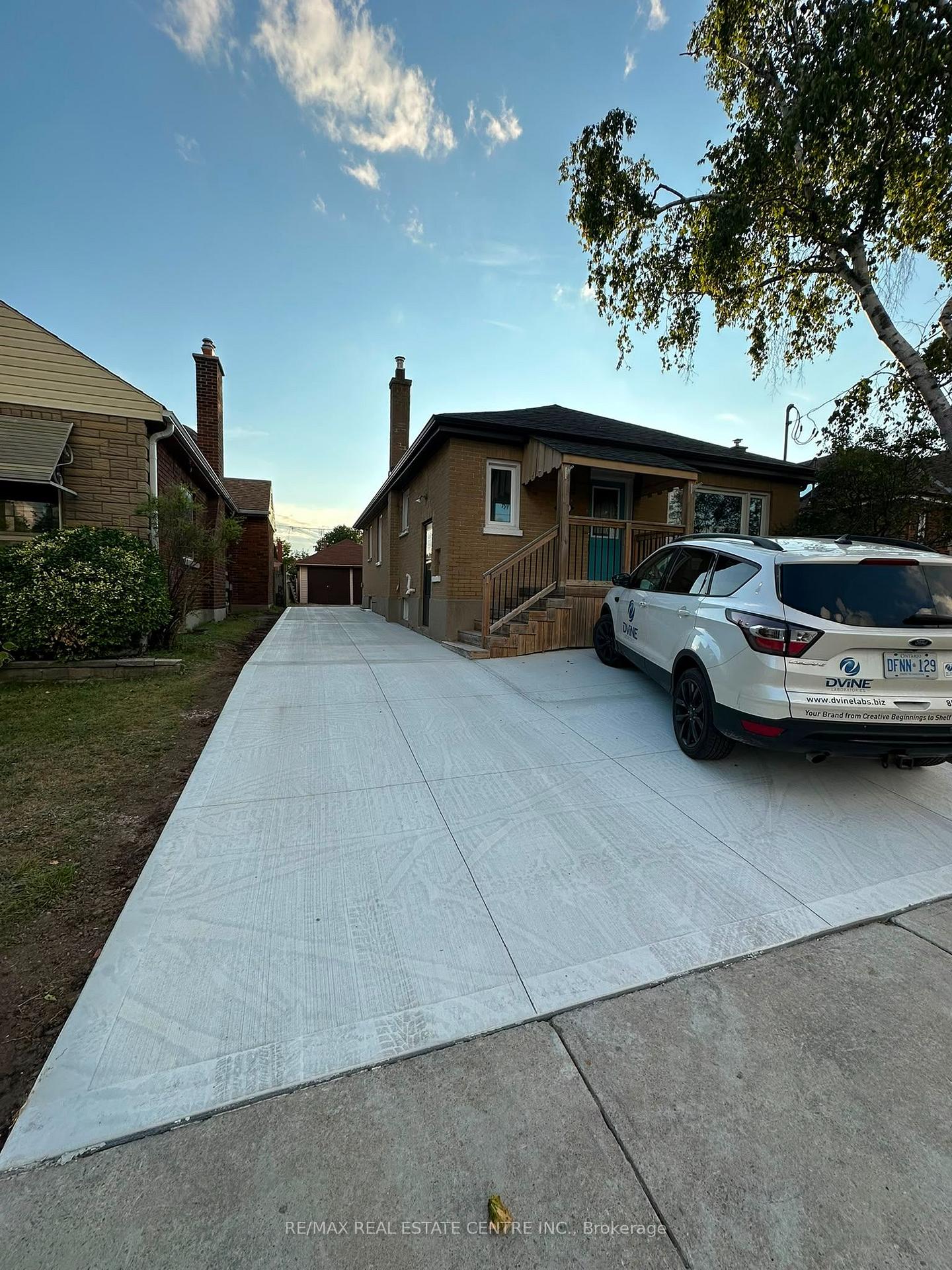 UPPER LEVEL - 102 Wilson Road S Oshawa Ontario Canada Rent residential SAMEH BASTAWROSE RE/MAX REAL ESTATE CENTRE INC., BROKERAGE 