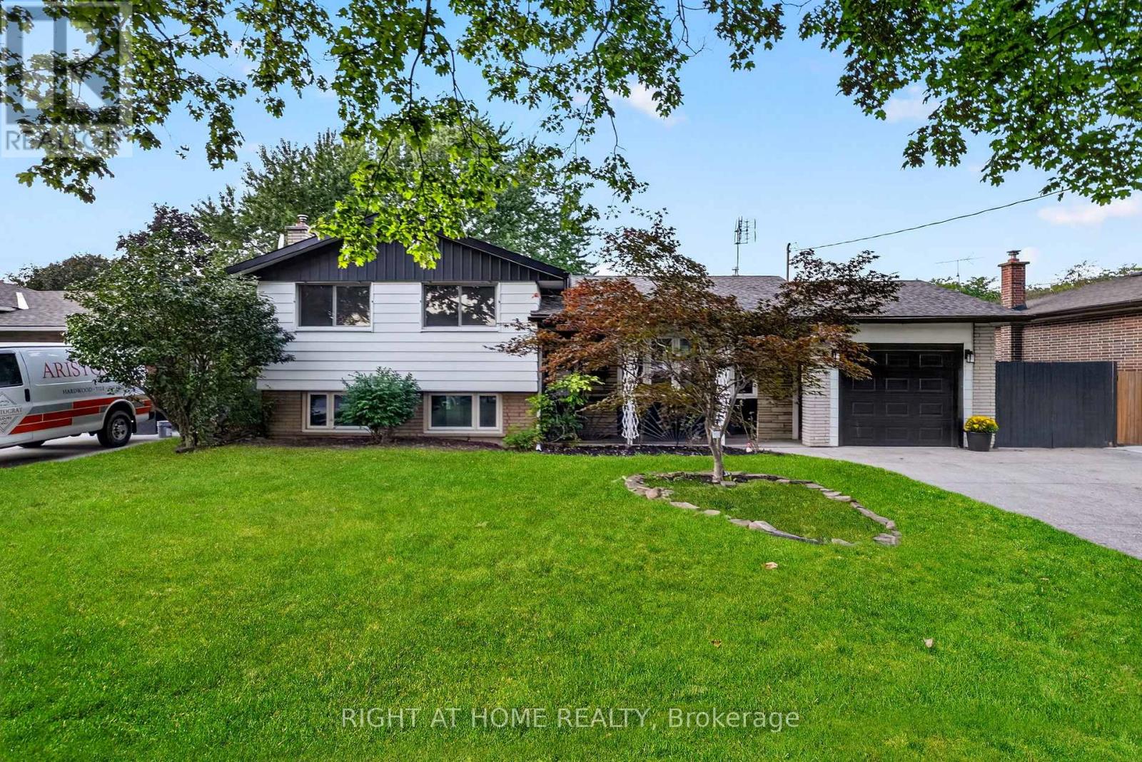 19 Brentwood Drive St. Catharines Ontario Canada Sale residential Anatoliy Rependa Right at Home Realty, Brokerage*