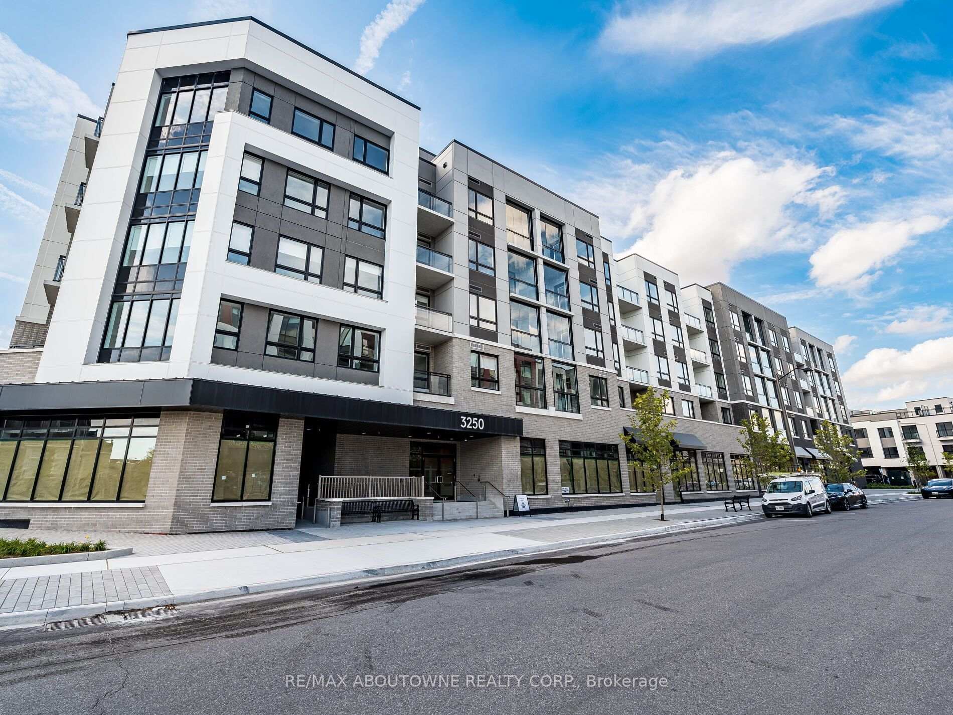 308 - 3250 Carding Mill Trail, Oakville 3