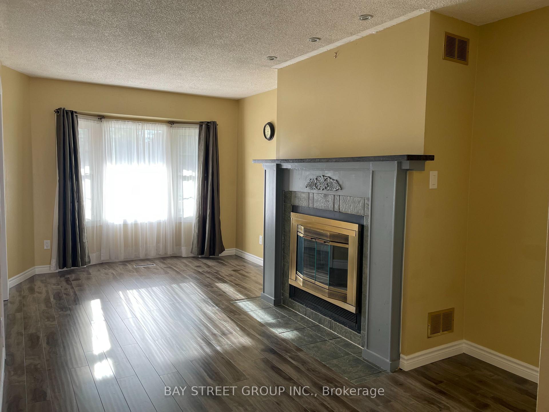 27 Lindsay Court, Barrie 3