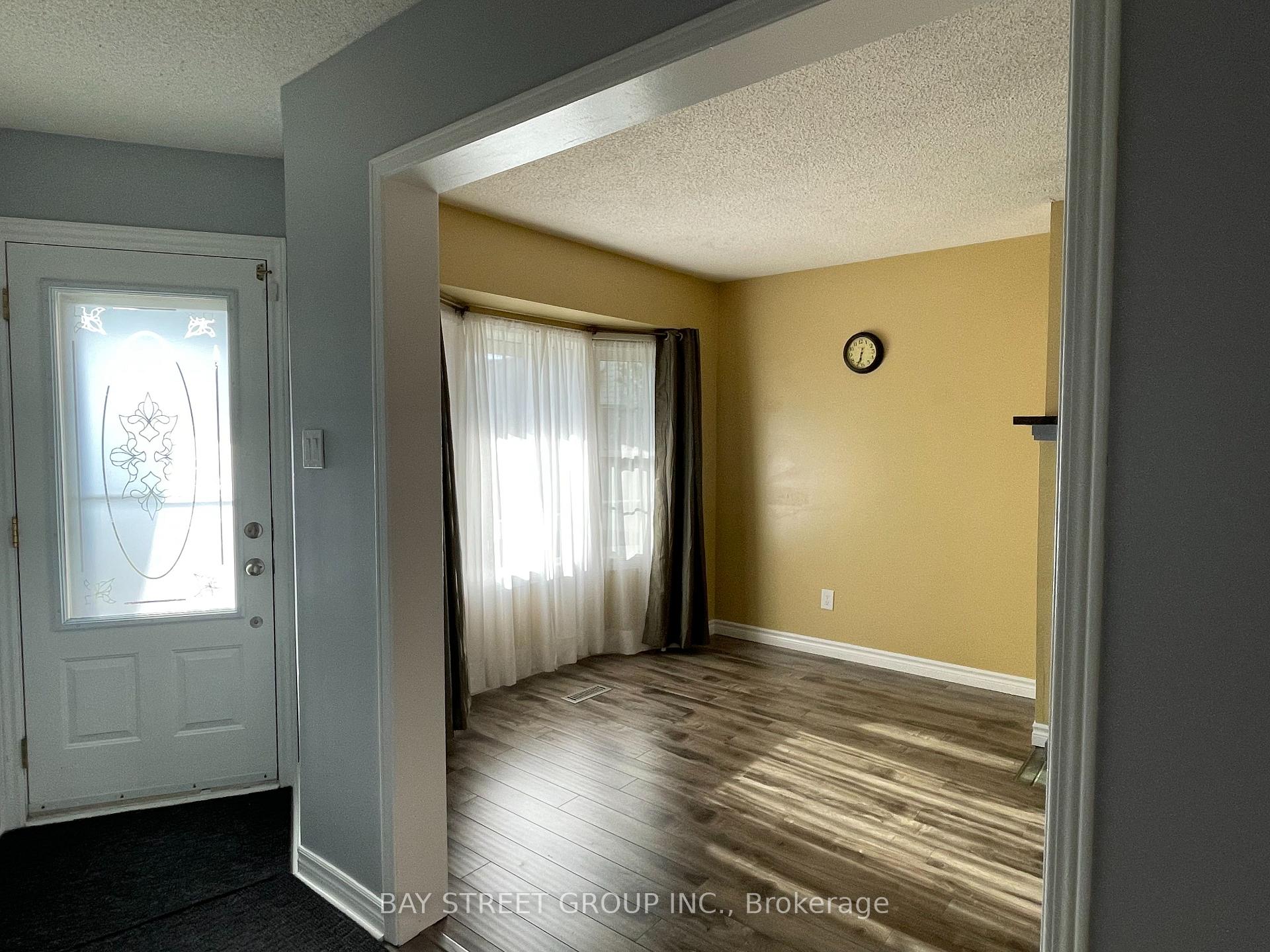 27 Lindsay Court, Barrie 2