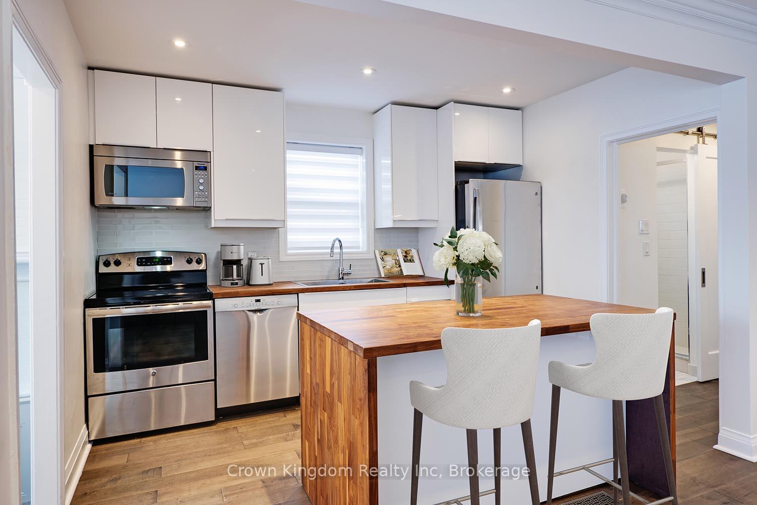 Upper - 11A Lonborough Avenue N, Toronto 5