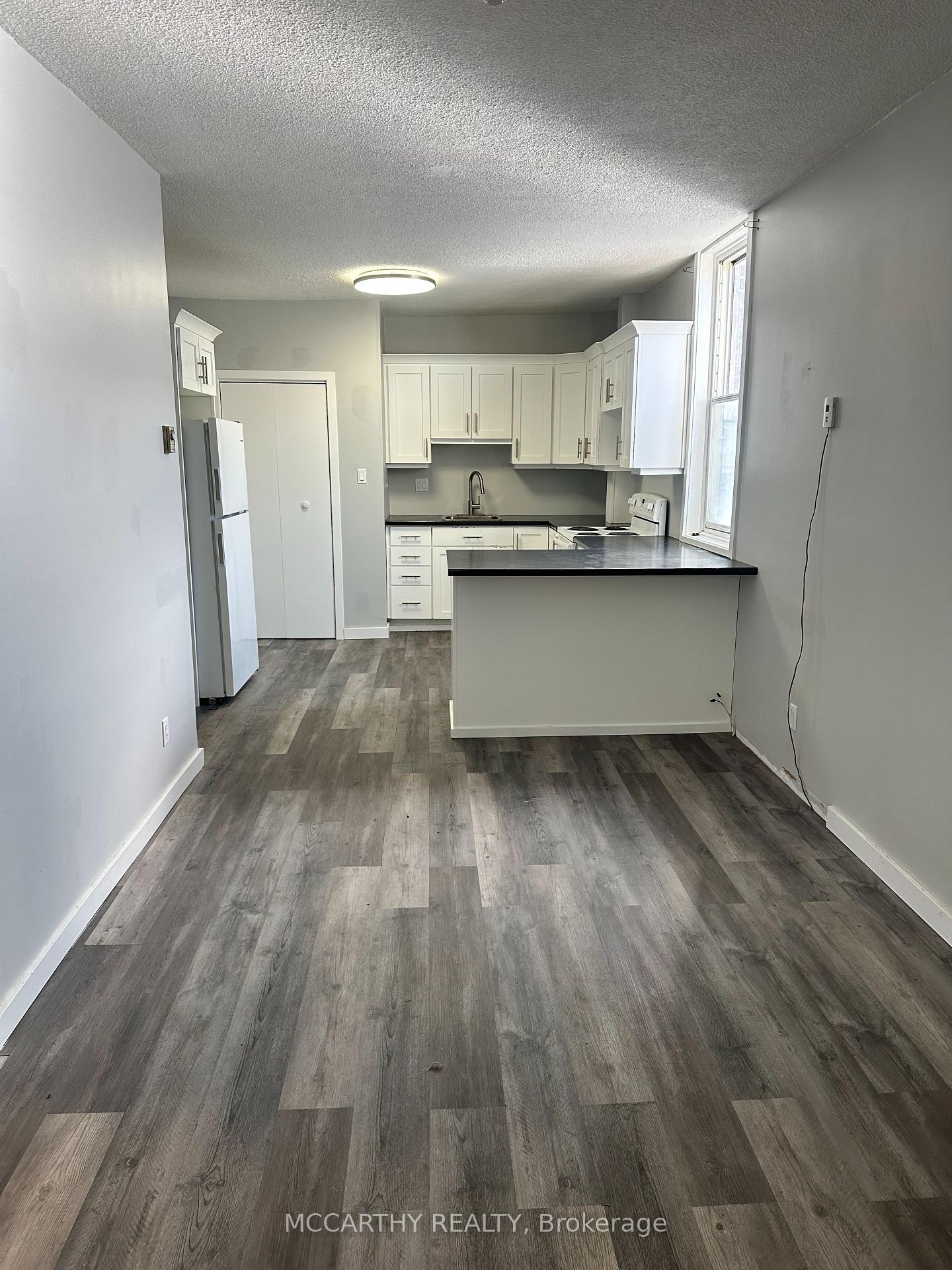 40 MAIN Street E, Southgate 4